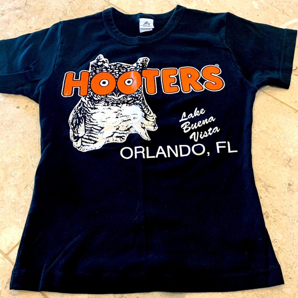 Hooters t shirt
